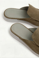catalog-src:ca1b92f83582 Olive Suède Yacht Mule