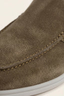 catalog-src:f8f62eb59ae3 Olive Suède Yacht Mule